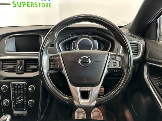 2025 Volvo V40