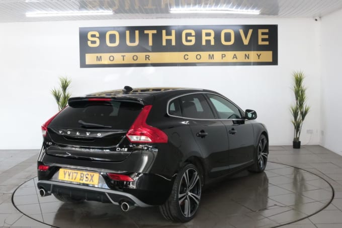 2025 Volvo V40