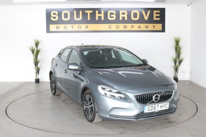 2025 Volvo V40