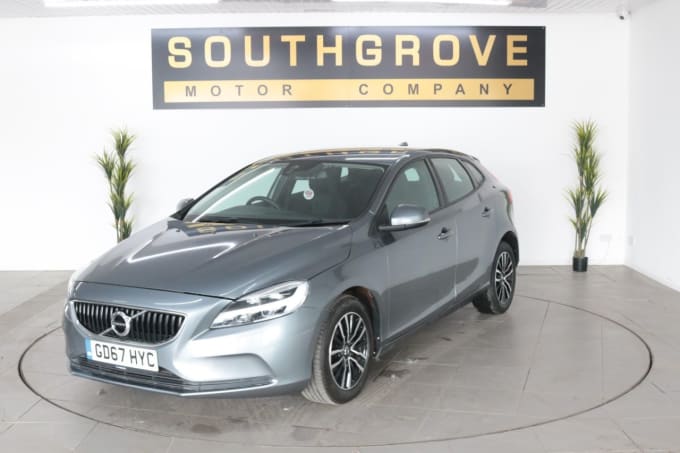 2025 Volvo V40