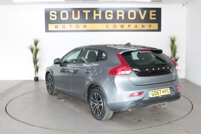 2025 Volvo V40