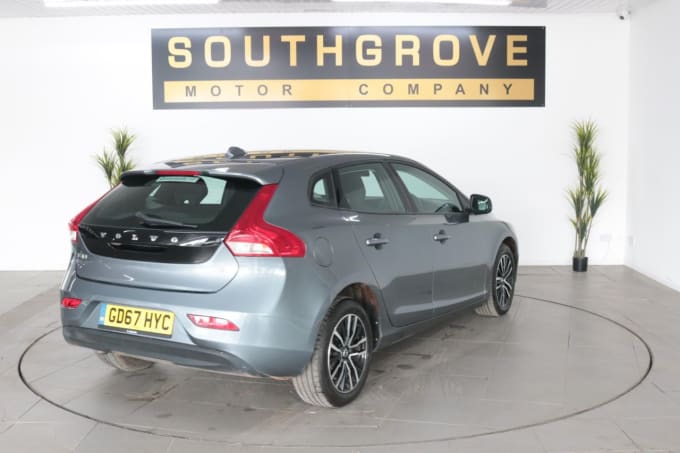 2025 Volvo V40