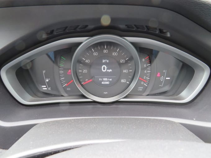 2025 Volvo V40
