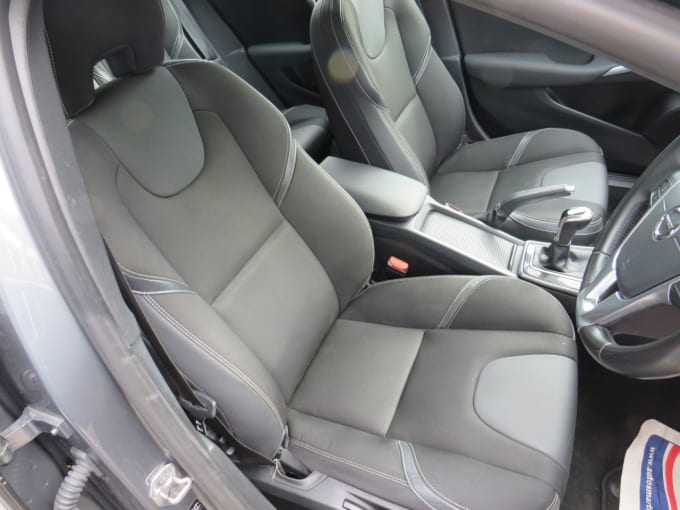 2025 Volvo V40