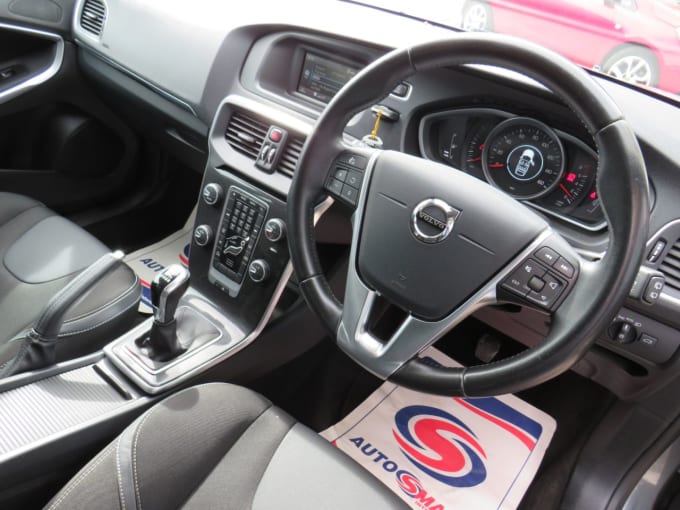 2025 Volvo V40