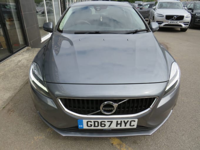 2025 Volvo V40