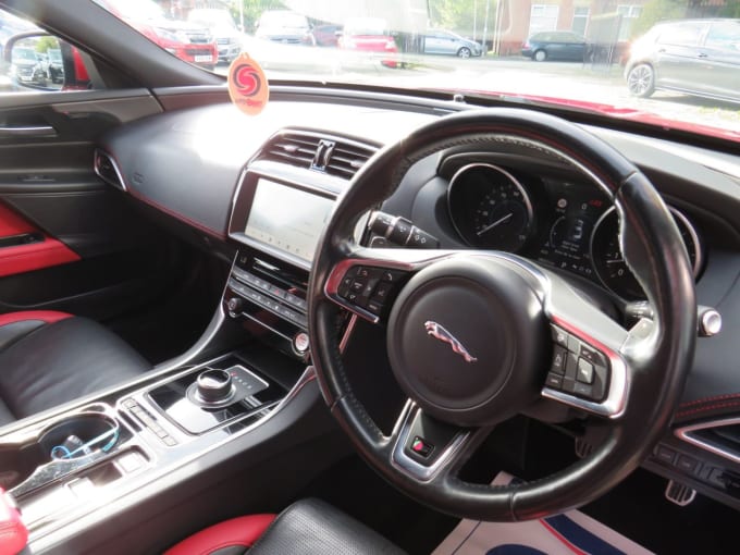 2025 Jaguar Xe