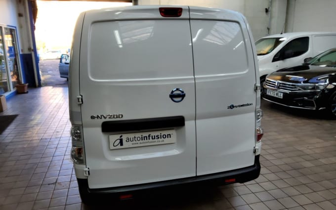 2025 Nissan E-nv200