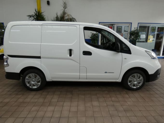 2025 Nissan E-nv200