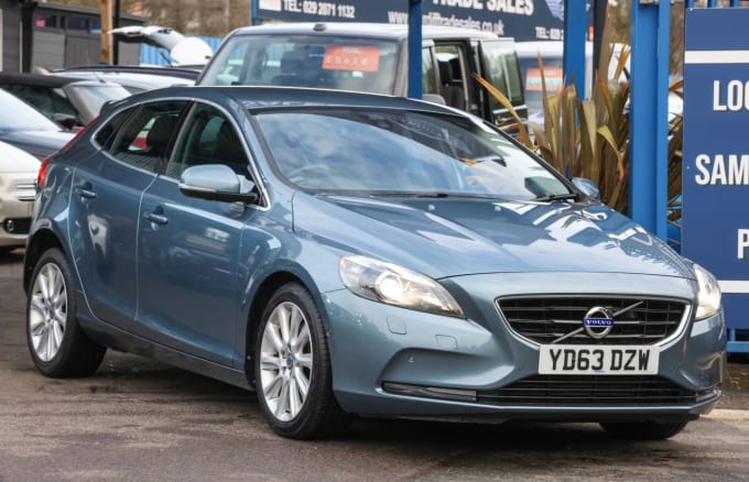 2025 Volvo V40