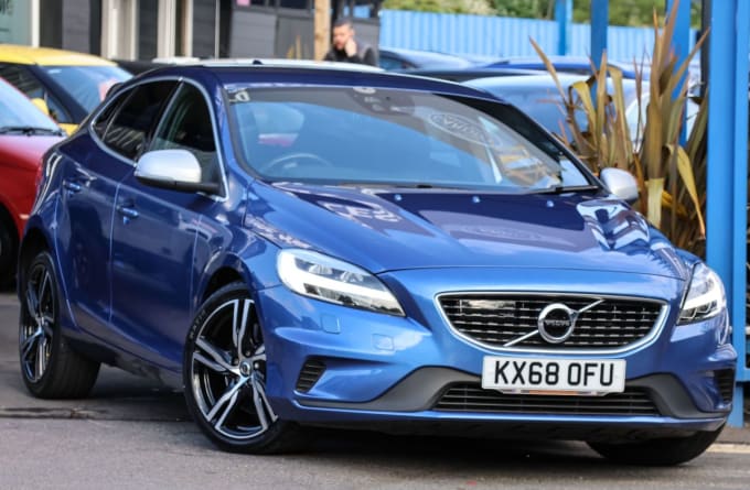 2025 Volvo V40