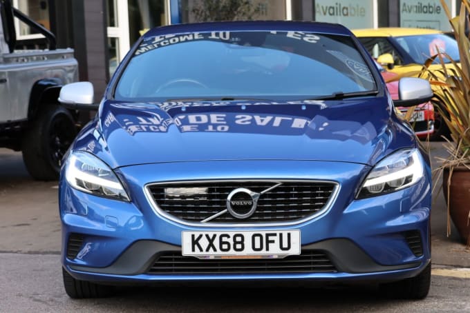 2025 Volvo V40