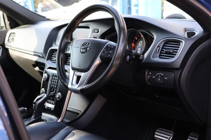 2025 Volvo V40