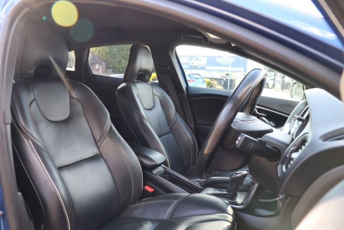 2025 Volvo V40