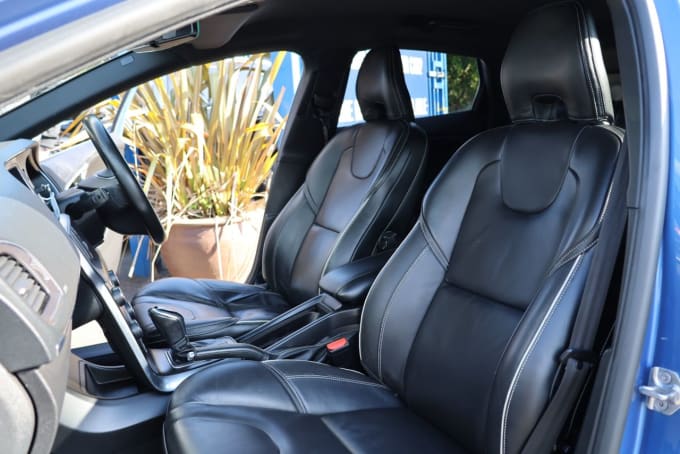 2025 Volvo V40