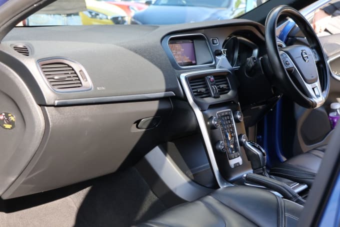 2025 Volvo V40