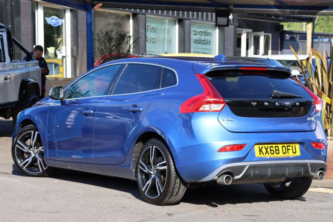 2025 Volvo V40