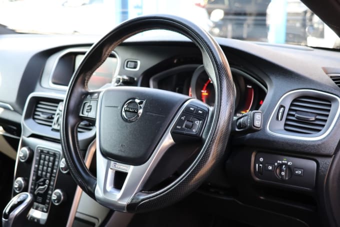 2025 Volvo V40