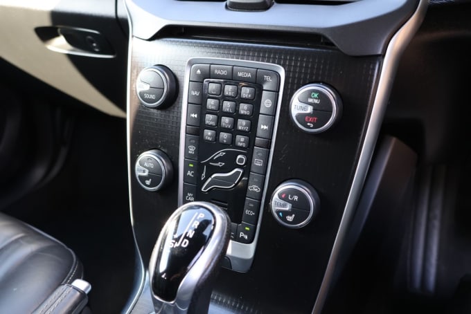 2025 Volvo V40