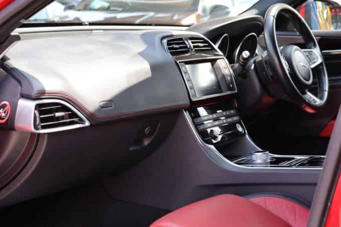 2025 Jaguar Xe