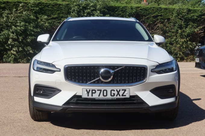 2025 Volvo V60 Cross Country