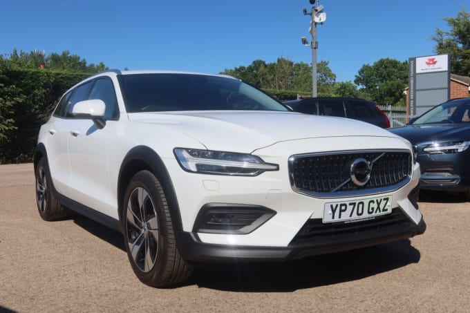 2025 Volvo V60 Cross Country