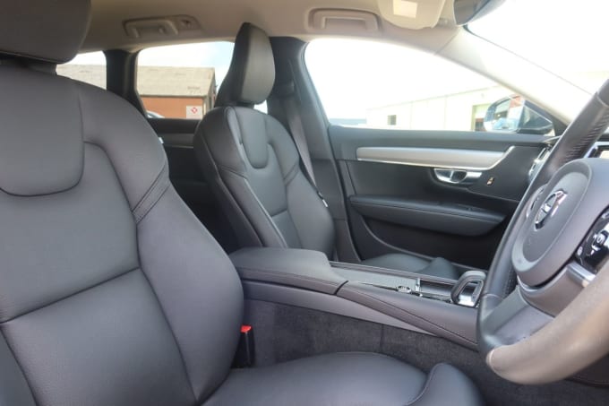 2025 Volvo V90