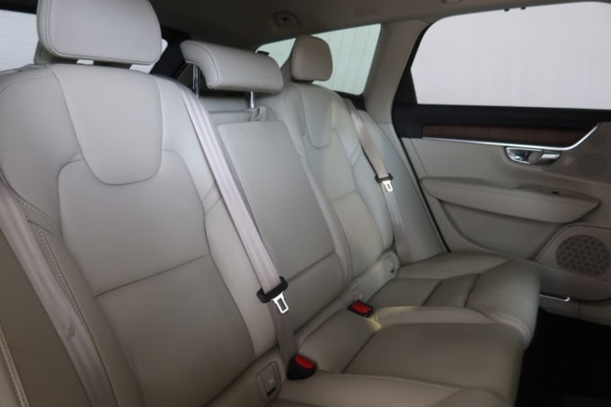 2025 Volvo V90