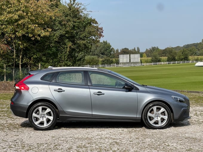 2024 Volvo V40