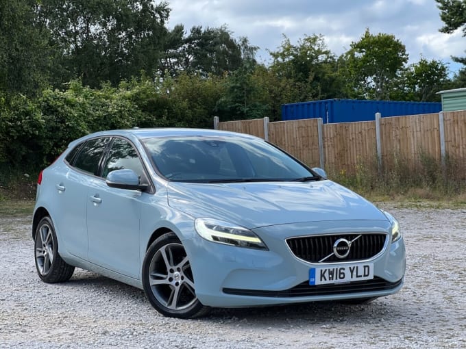 2025 Volvo V40