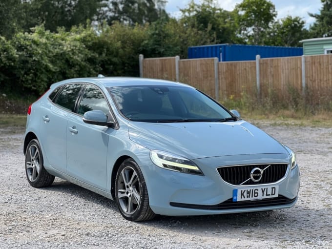 2025 Volvo V40