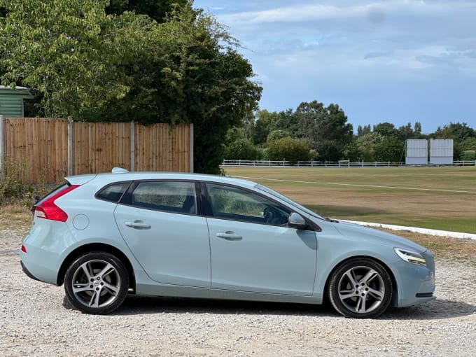 2025 Volvo V40