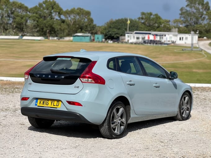 2025 Volvo V40