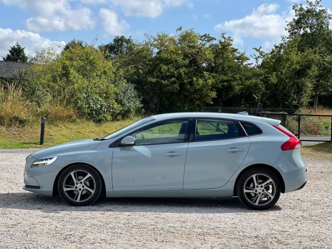 2025 Volvo V40