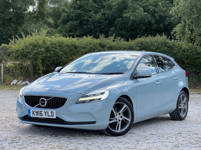 2025 Volvo V40