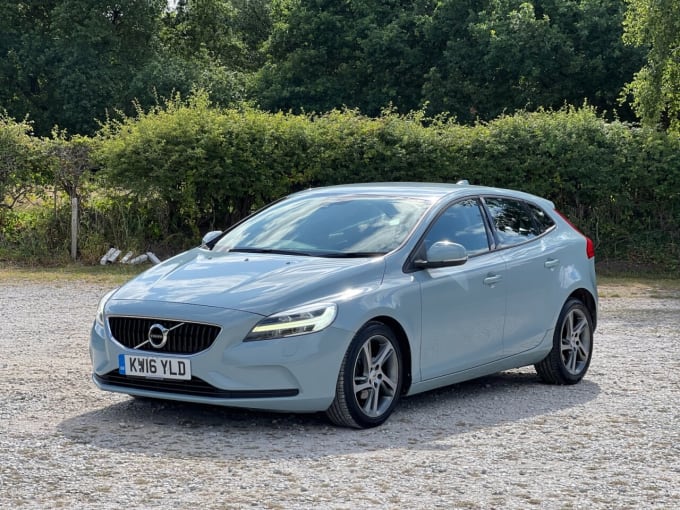 2025 Volvo V40
