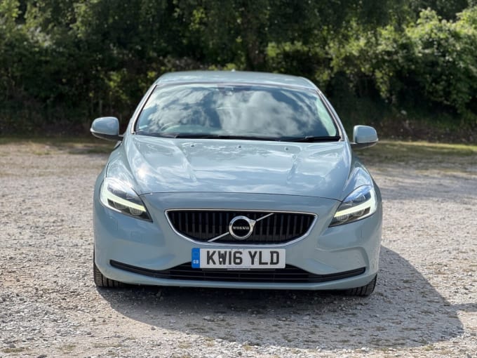 2025 Volvo V40