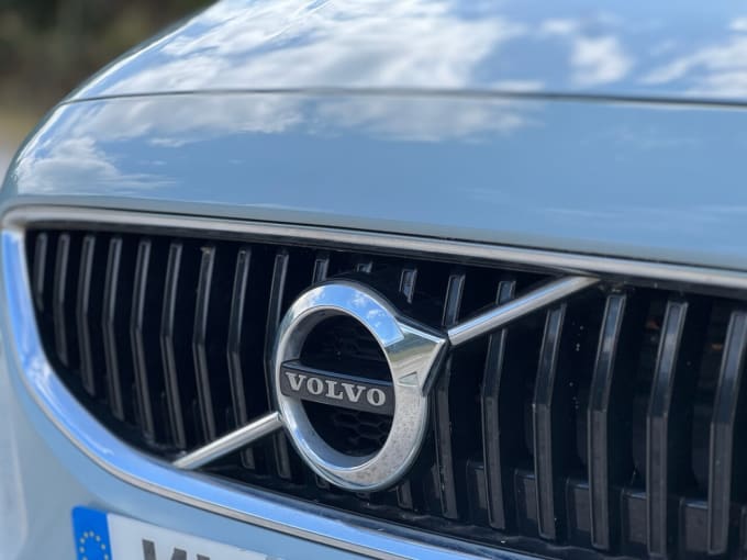 2025 Volvo V40
