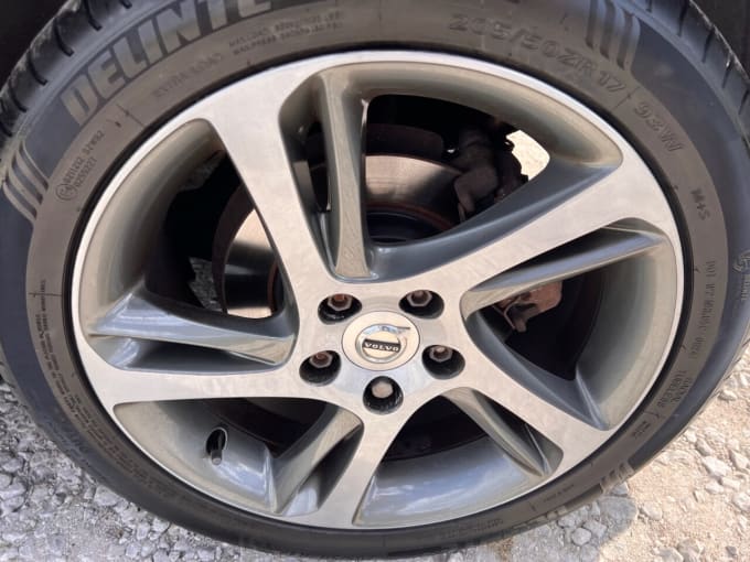 2025 Volvo V40