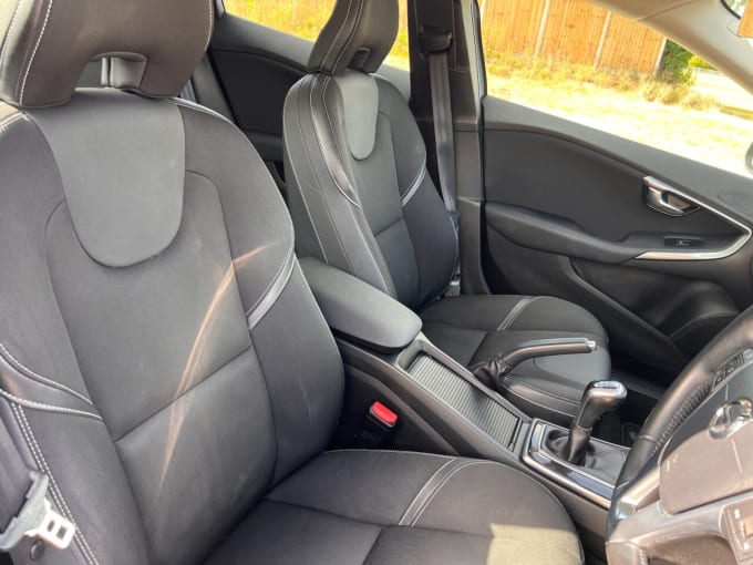 2025 Volvo V40