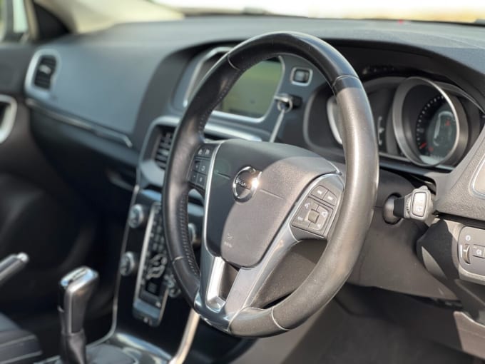 2025 Volvo V40