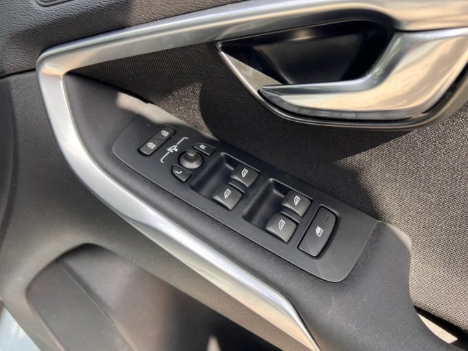 2025 Volvo V40