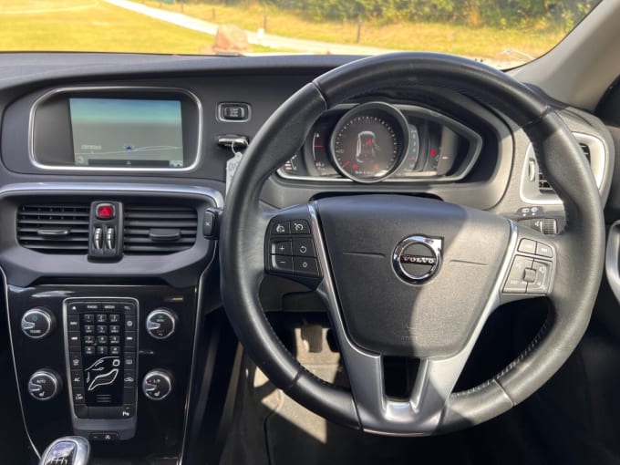 2025 Volvo V40