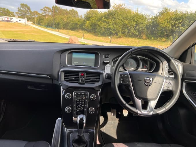 2025 Volvo V40