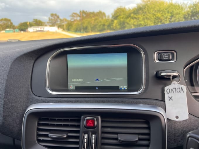 2025 Volvo V40