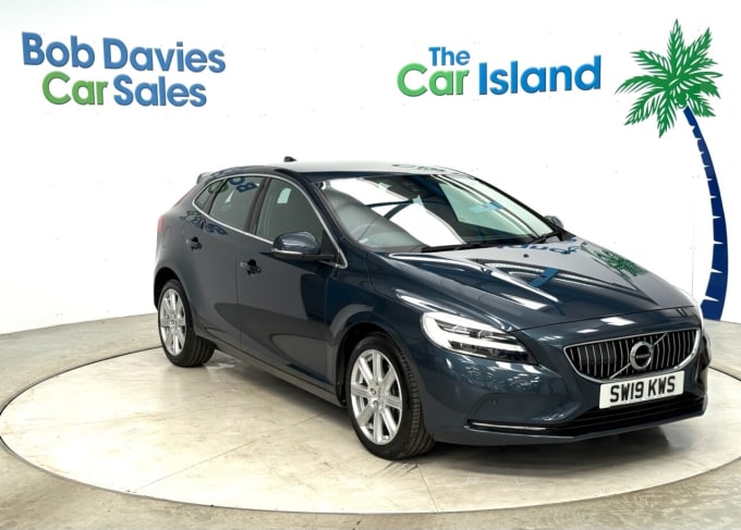 2025 Volvo V40