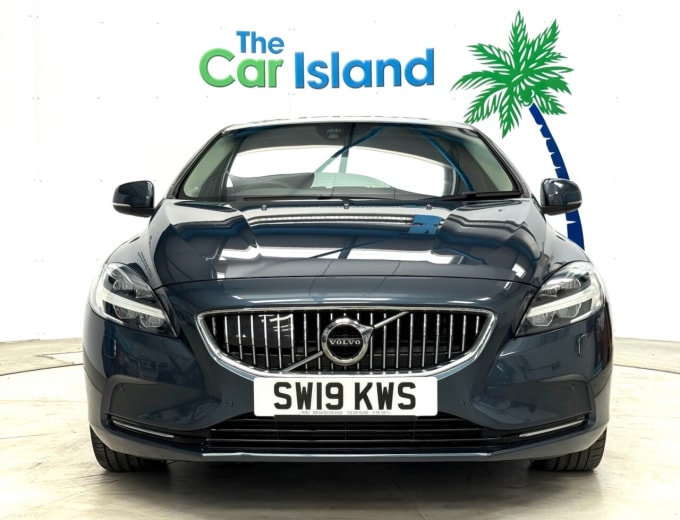 2025 Volvo V40