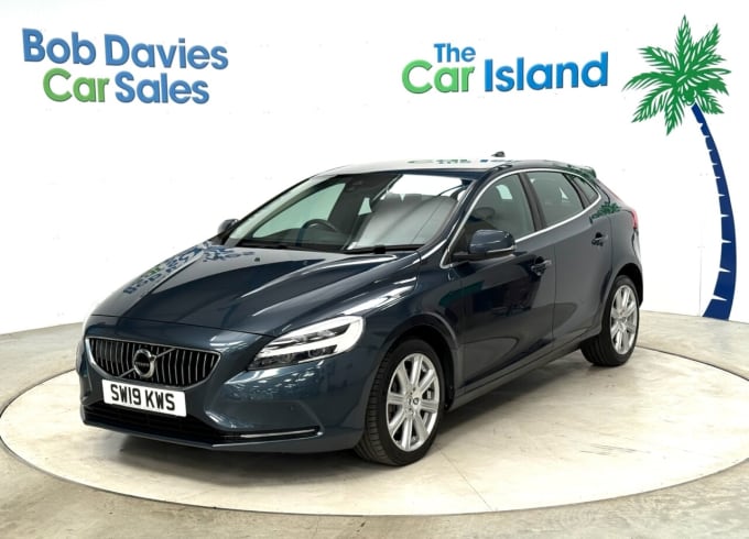 2025 Volvo V40