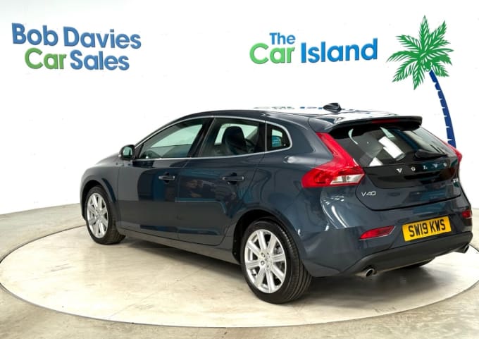 2025 Volvo V40