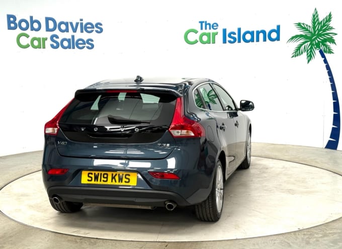 2025 Volvo V40